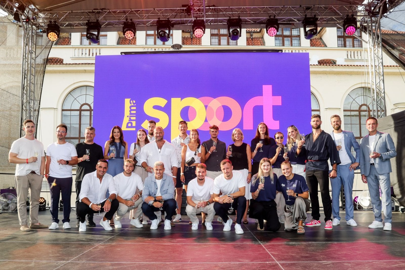 Slavnostní přípitek manažerů a sportovců ke spuštění stanice Prima Sport, srpen 2026