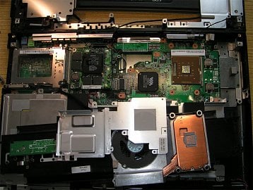 <p>Notebook je uvnitř stejný jako stolní počítač, jen jinak uspořádaný</p>