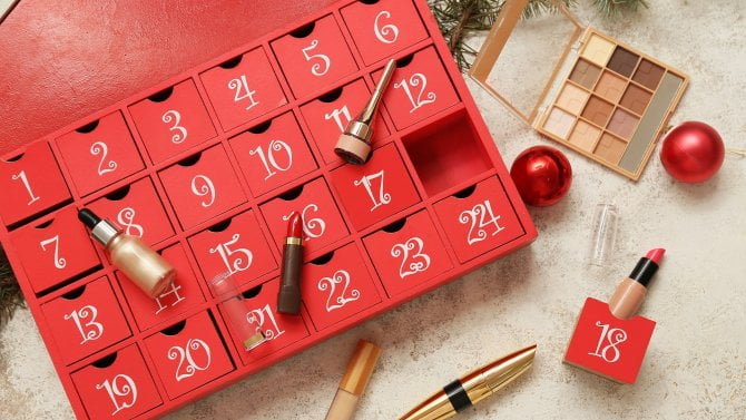 Nejen laciné čokoládové figurky. Češi stále častěji kupují adventní kalendáře s hračkami, kosmetikou i alkoholem