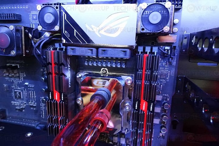 Deska Asus ROG Dominus na Computexu 2018, detail socketu a RAM (Zdroj: techPowerUp)