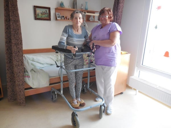Dr. Kusáková s paní, která po příchodu do domova pro seniory už jen ležela. Po citikolinové kúře se opět postavila na nohy.