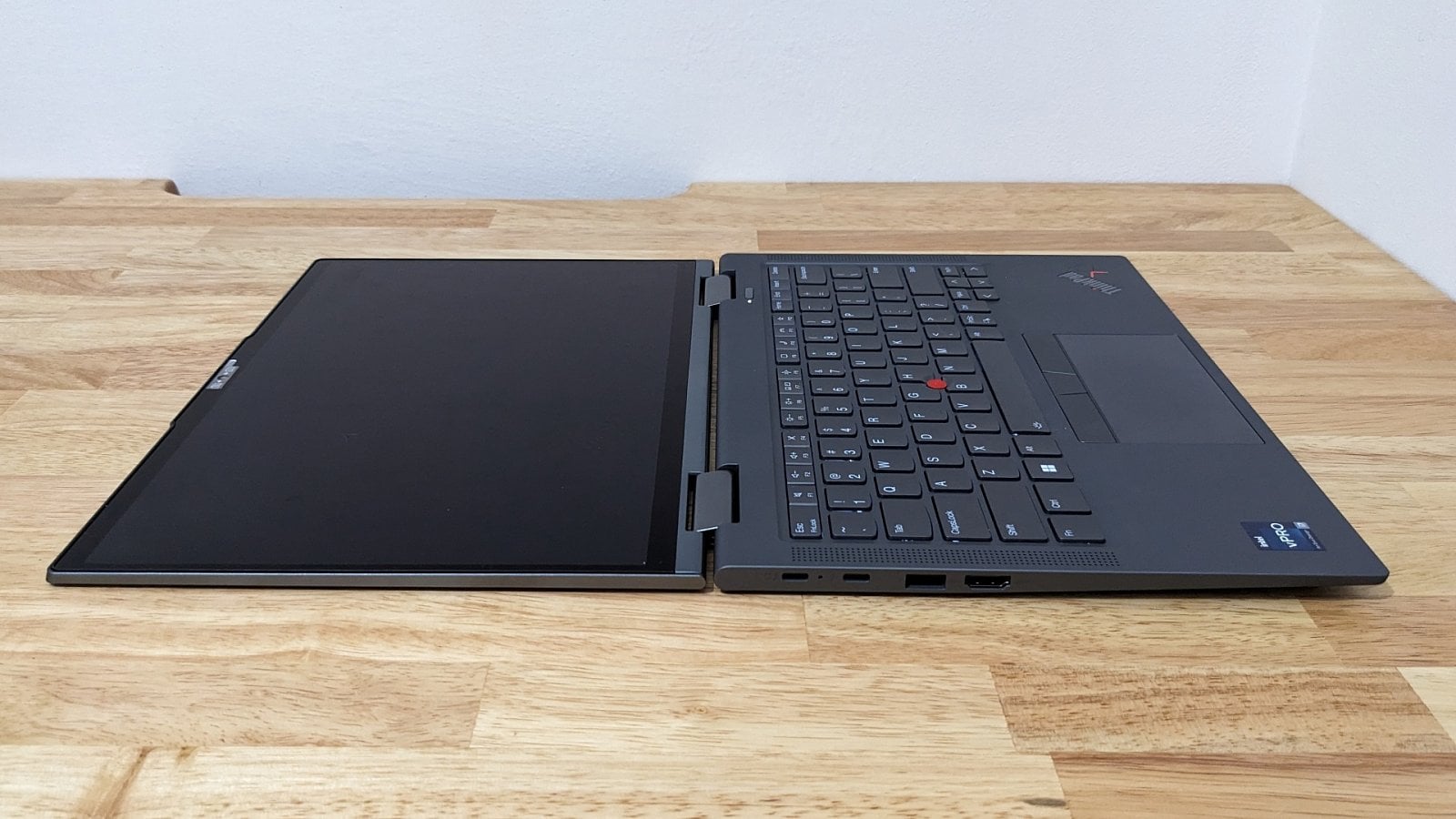 Lenovo ThinkPad X1 Yoga Gen 8 (recenze)