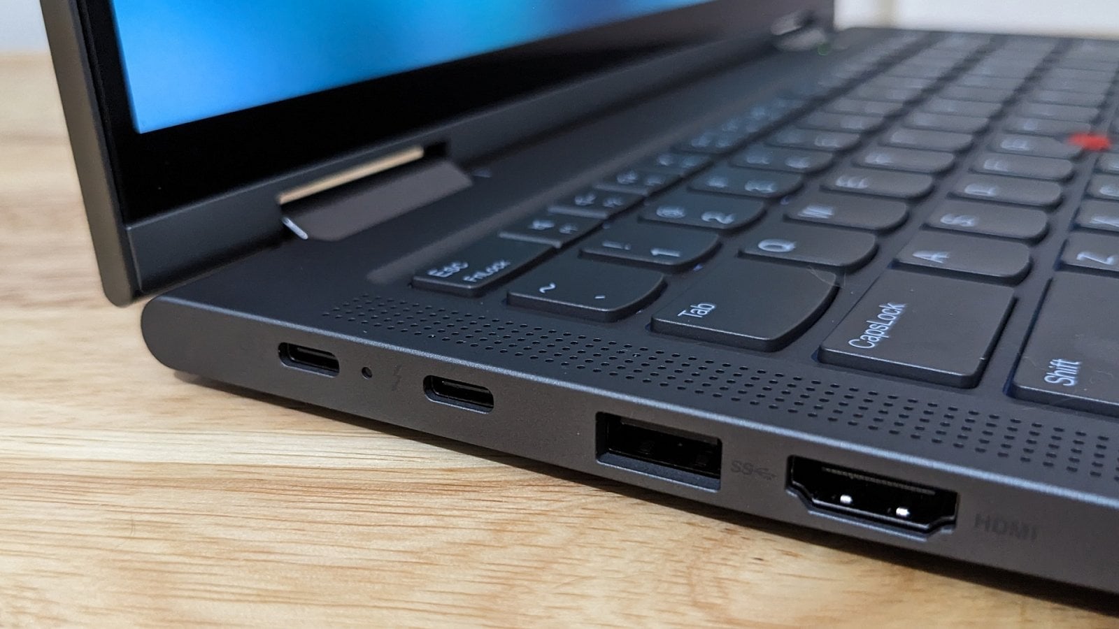 Lenovo ThinkPad X1 Yoga Gen 8 (recenze)