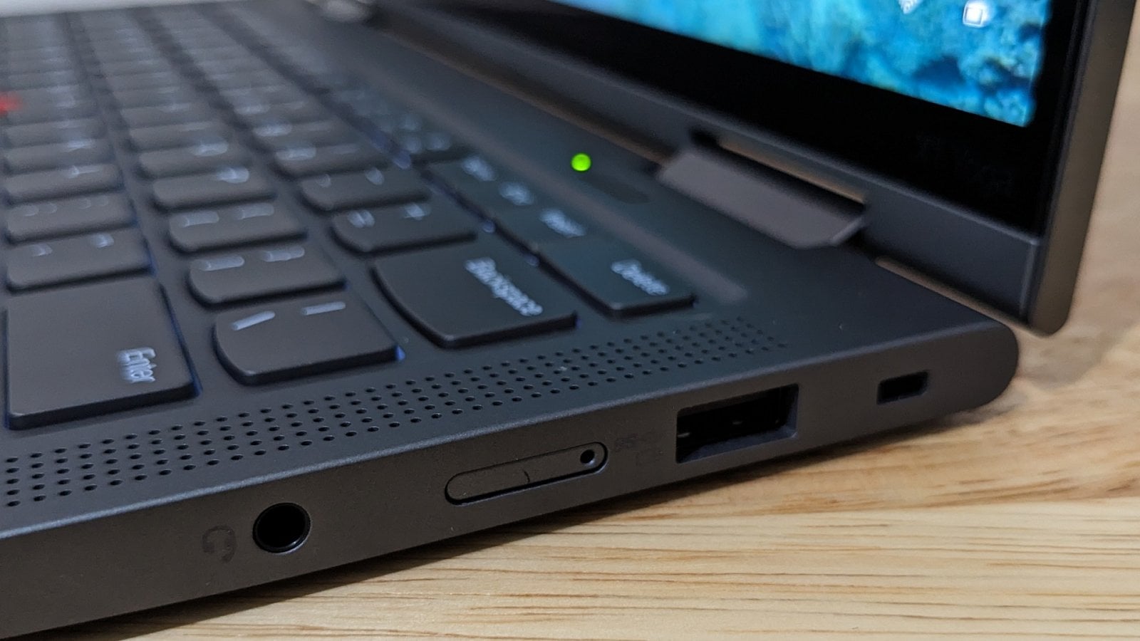 Lenovo ThinkPad X1 Yoga Gen 8 (recenze)