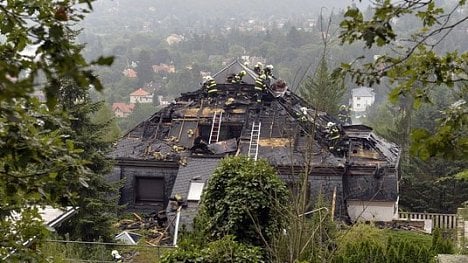 Náhledový obrázek - Někdejší Krejčířovu vilu zasáhl požár. Vznikla škoda 20 milionů korun