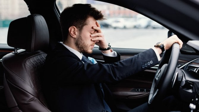 Facepalm člověka, který sedí v autě