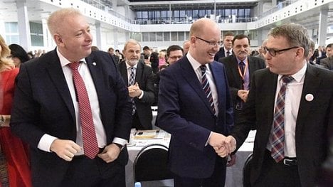 Náhledový obrázek - Sobotka obhájil post předsedy ČSSD. Získal podporu dvou třetin delegátů