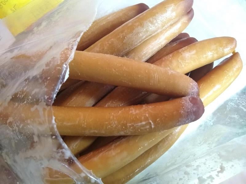 57 nálezů v kategorii nebezpečných potravin. Tyto uzeniny prodávala Jednota, spotřební družstvo Hlinsko, Zderaz. Frankfurský párek byl oslizlý a lepkavý. Při kontrole nebyly zjištěny nevyhovující teploty skladování této potraviny.