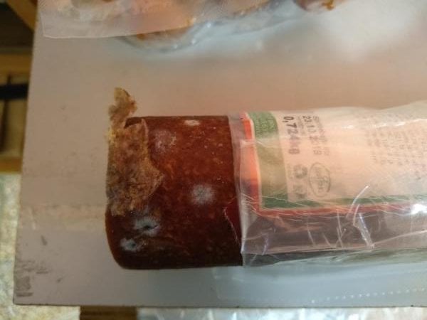 57 nálezů v kategorii nebezpečných potravin. Tyto uzeniny prodávala Jednota, spotřební družstvo Hlinsko, Zderaz. Salám Klášterák neměl prošlé datum použitelnosti. Při kontrole nebyly zjištěny nevyhovující teplotní podmínky skladování tohoto výrobku. Na povrchu výrobku se vyskytovala plíseň viditelná pouhým okem.