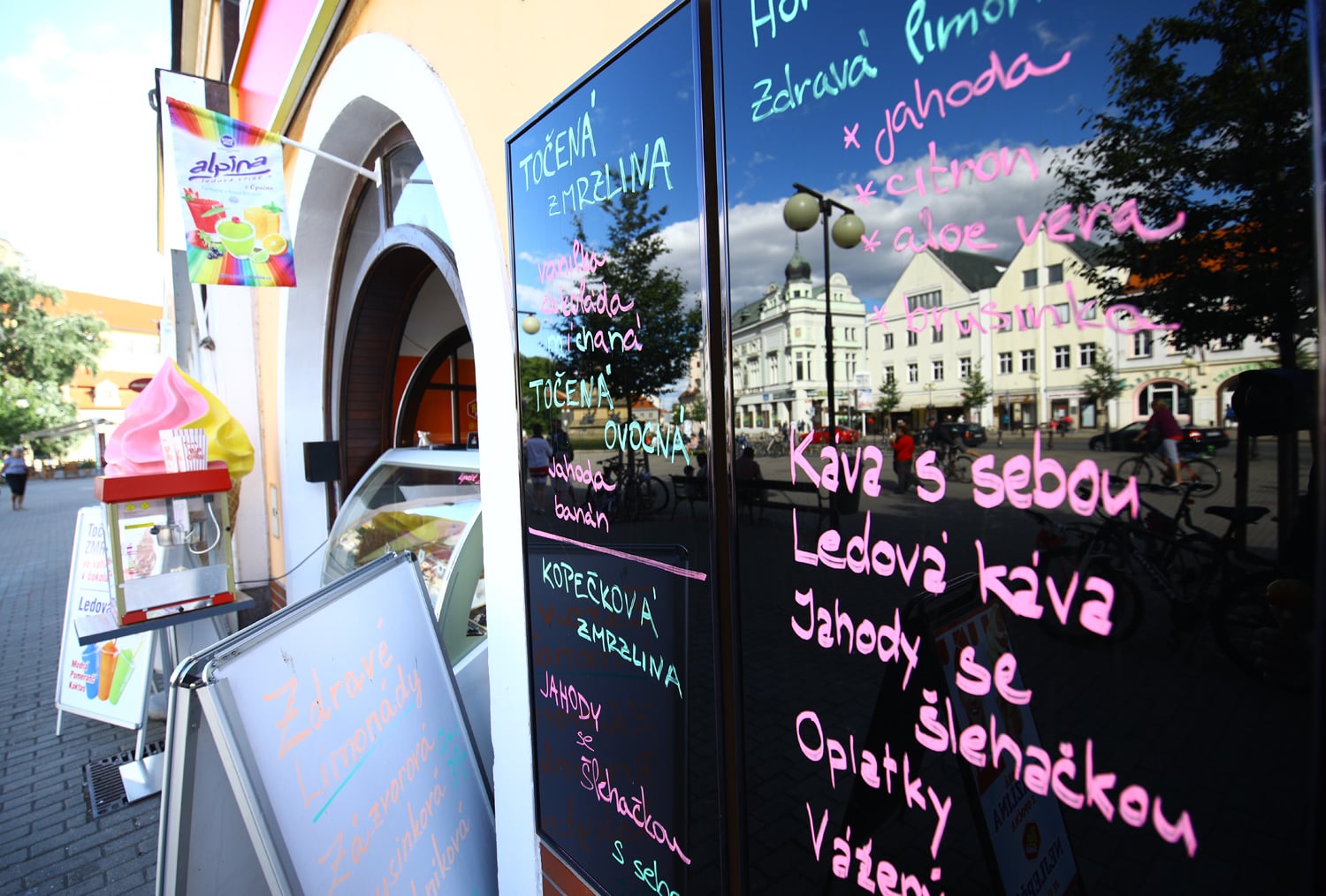 Prodejci zmrzliny zažívají žně. Jaké příchutě nabízejí?