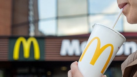 Náhledový obrázek - Už nikdy žádný cheeseburger. McDonald's po více než 30 letech nadobro opouští Rusko