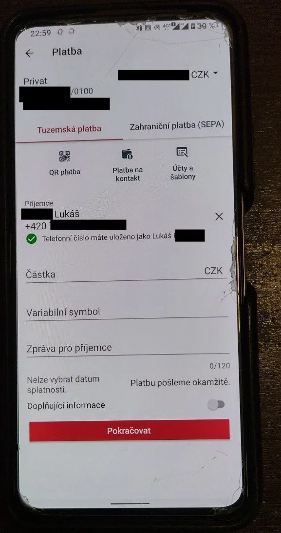 Platba na kontakt v aplikaci Komerční banky vyžaduje mít kontakt uložený v telefonu. Přímé zadání čísla nepodporuje. (14. 11. 2023)