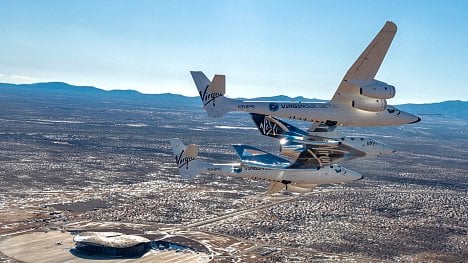 Náhledový obrázek - Miliardář Branson je hvězdám zase o kousek blíž. Plavidlo jeho Virgin Galactic úspěšně absolvovalo třetí vesmírný let