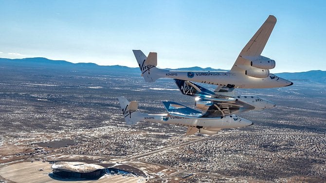 Miliardář Branson je hvězdám zase o kousek blíž. Plavidlo jeho Virgin Galactic úspěšně absolvovalo třetí vesmírný let