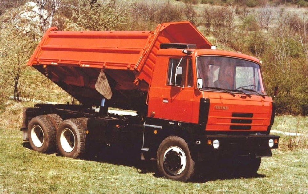 Třístranný sklápěč Tatra 815 se uplatnil na všech velkých československých stavbách