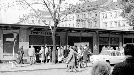 Náhledový obrázek - Fronty, šeď, prázdné regály. Připomeňte si, jak to vypadalo v obchodech za socialismu