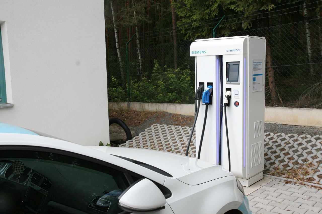 Návštěva recepce se netýká jen náhodných návštěvníků, kteří si přijeli pouze dobít svůj elektromobil z veřejné dobíjecí stanice postavené za peníze EU.