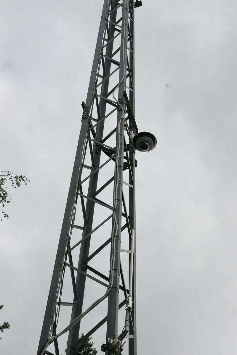 Bezpečnostní systém (kamery a perimetrický pás) má za sebou již i první zářez, podařilo se mu detekovat nočního narušitele, který využil dočasně vypnutých senzorů na plotu a po jeho rozpletení pronikl do areálu. Potenciálního zloděje následně zahnala na útěk výstraha pracovníka bezpečností agentury skrze v areálu přítomný IP reproduktor (není na obrázku).