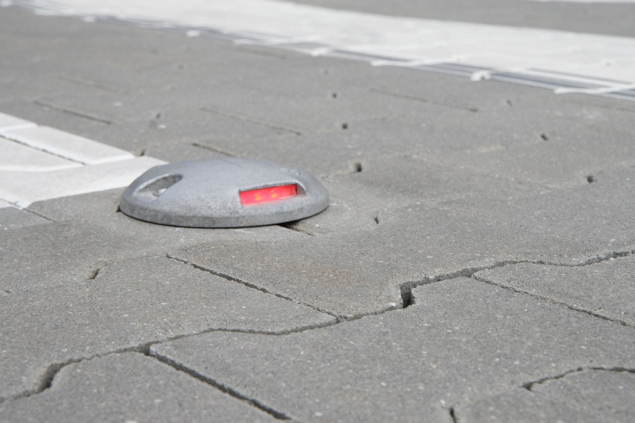 Systém také umí upozornit chodce, že se k přechodu blíží vozidlo.