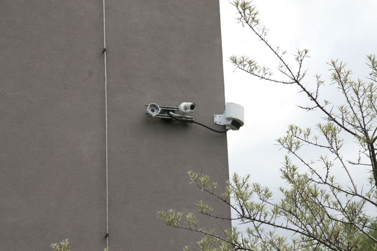 V areálu přítomnost a polohu narušitele může vedle kamer prozradit i radar.