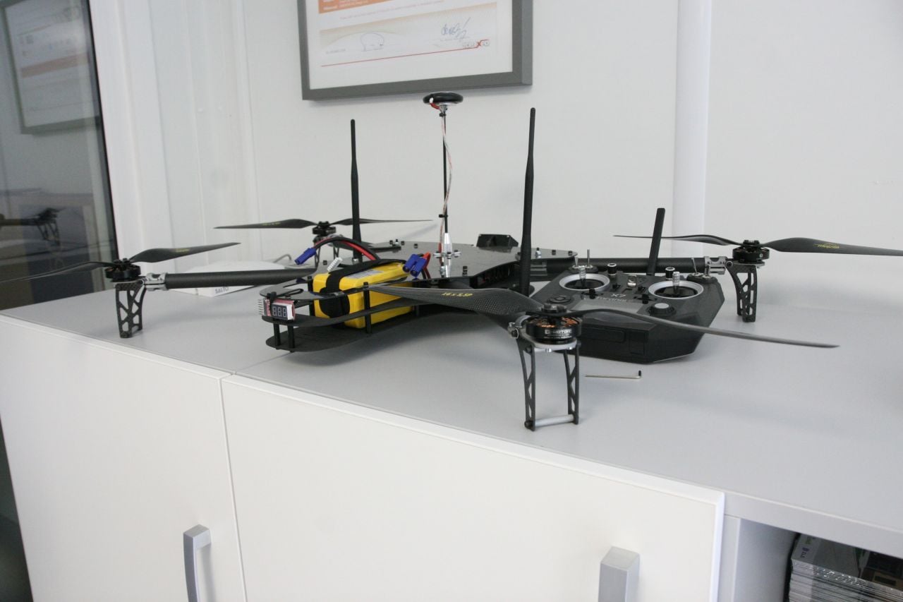 Narušitele může zkontrolovat také dron, tedy mohl by, kdyby jeho nasazení nekomplikovala legislativa.