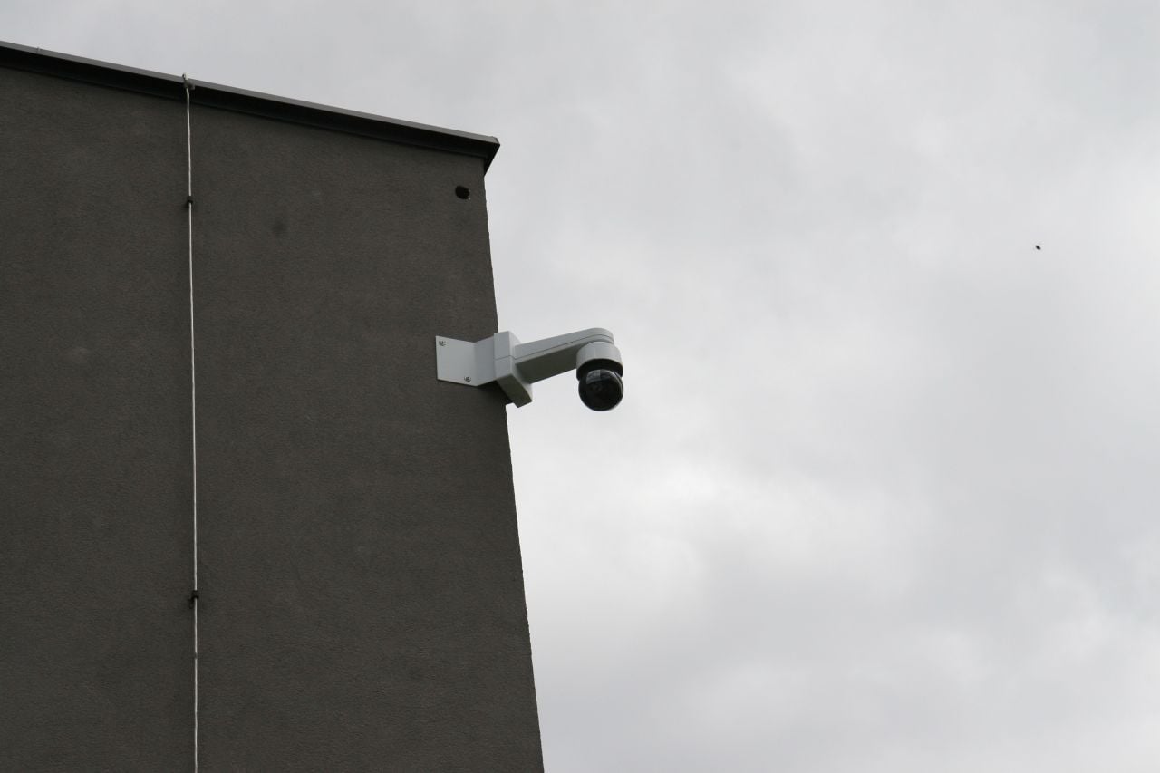 Co se týče videodohledu, nelze si nevšimnout značného zastoupení kamer společnosti Axis, ta v areálu postupně prakticky vytlačila většinu konkurentů, výjimky se ale najdou i zde.