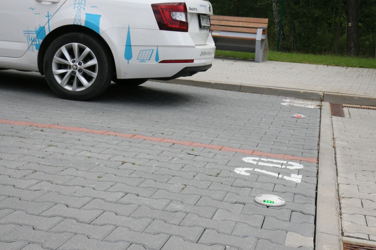 Stejné senzory se nalézají také na jednotlivých parkovacích místech, což umožňuje poznat, zdali je místo obsazeno.