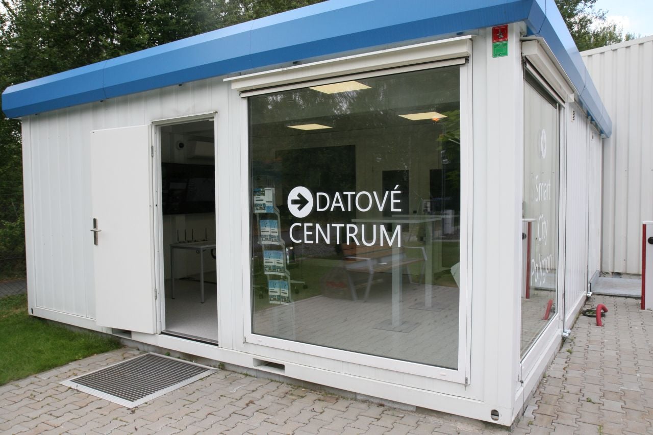 Veškerá sebraná data se potkávají v malé prosklené budově, sem ústí ovládání všech   systémů v Polygonu. Zastřešující platformu pro ně tvoří video surveillance software IVSEC. Systém umožňuje vytvářet workflow a programovat automatické reakce.