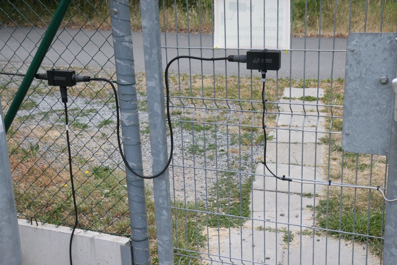 Čidla senzorického kabelu pomáhají rychle detekovat pokus překonat, nebo narušit plot vedoucí kolem perimetru areálu.