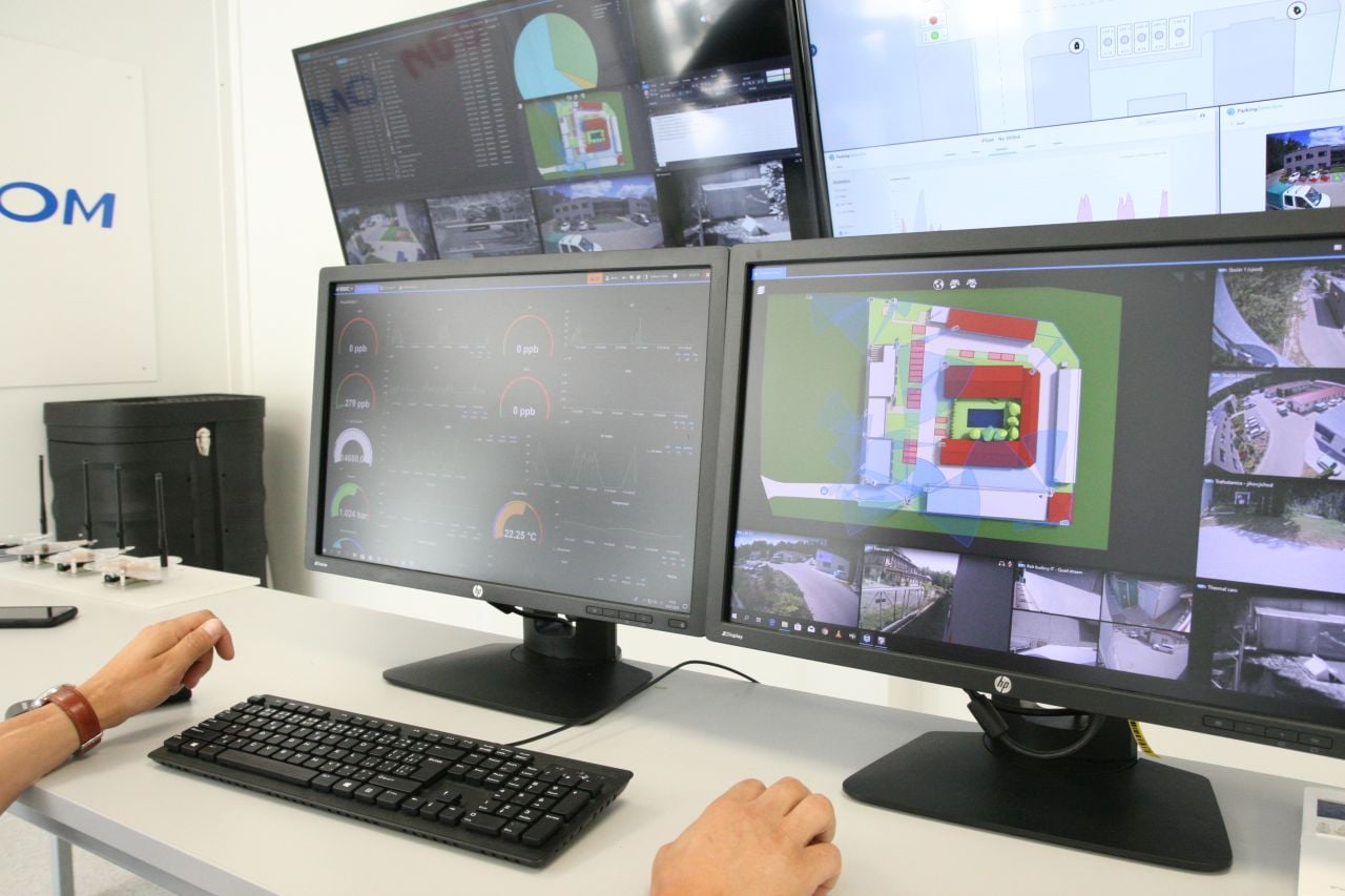 Dohledové centrum bylo vytvořeno ve spolupráci s bezpečnostní agenturou Securitas, která v areálu zajišťuje vzdálenou ostrahu. Vyplatilo se to na podzim 2018, kdy operátor s pomocí kamer a reproduktoru vyplašil zloděje.