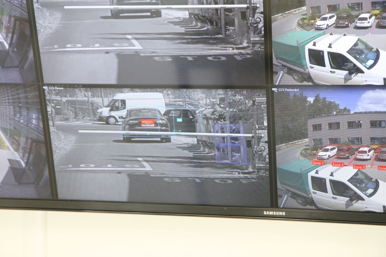 ... nasnímá vaši SPZ a přidělí vám volné parkovací místo.