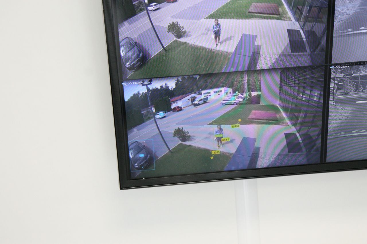 … až po kamery schopné zaměřit se na jednotlivce, sledovat jeho pohyb a přinést detailní informace o jeho obličeji.