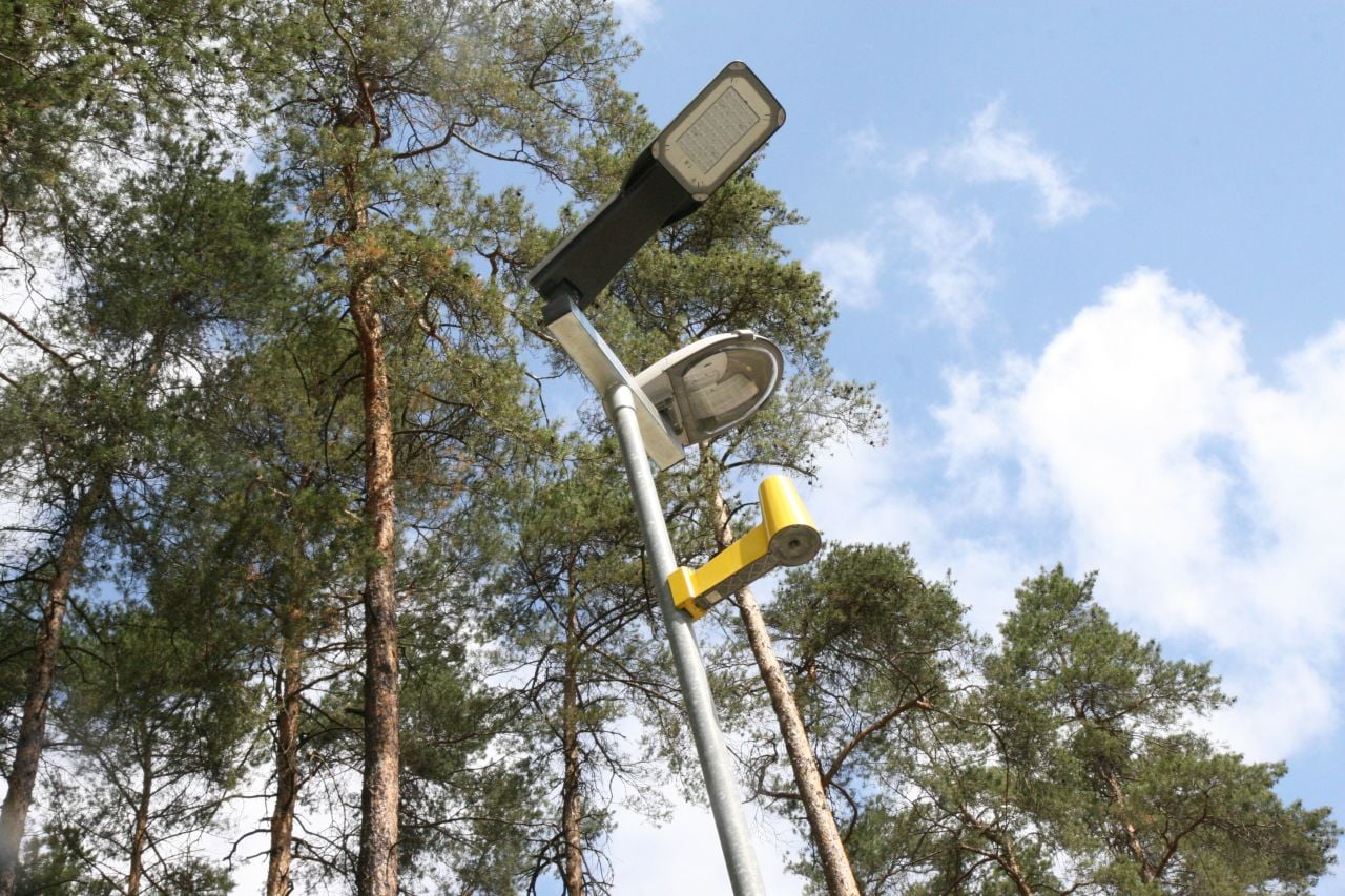 Chytré osvětlení se může zapnout až s příchodem návštěvníka a pozvolna vypnout po jeho odchodu. Velký zájem o podobná řešení ale přes poměrně značnou úsporu energie zatím není.
