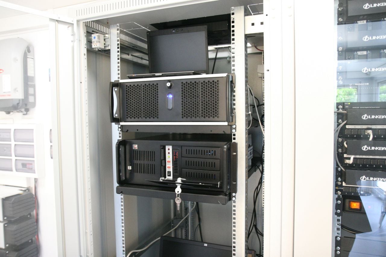 Hardwarové zázemí pro obsluhu není nijak impozantní, tedy až na výkonné grafické karty, které by možná více slušely nadupané herní mašině, nebo rigu pro těžbu GPU přátelských kryptoměn.