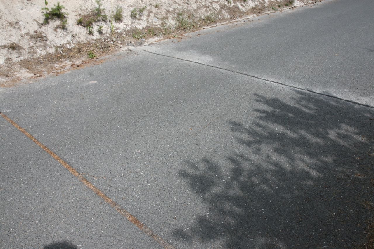 To, že přijíždí skutečně automobil, a ne třeba cyklista, potvrdí senzory zapuštěné do betonu několik metrů před závorou, využívají k tomu magnetického pole Země.