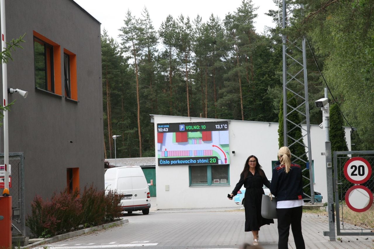 Informace o uvolněném parkovacím místě se řidič dozví z interaktivního billboardu za bránou. V případě, že má systém SPZ uloženou, uvítá návštěvníka jménem, jinak jej vyzve k návštěvě recepce.