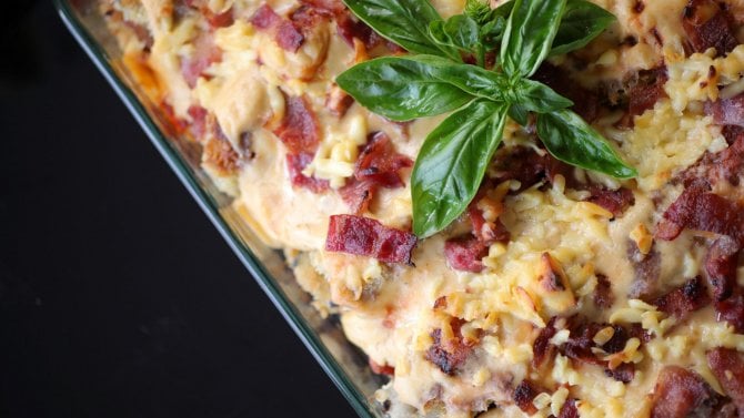 Šunkofleky recept: patří do nich uzené maso a fleky. Vláčnost a skvělou chuť jim dodá smetana s vývarem