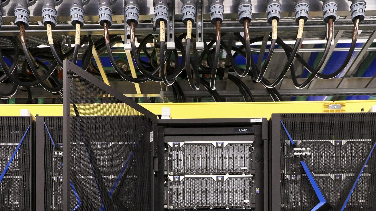 Celým systémem proteče za minutu přes 15 000 litrů studené vody. Hadice nahoře přivádějí chladivo do jednotlivých uzlů.