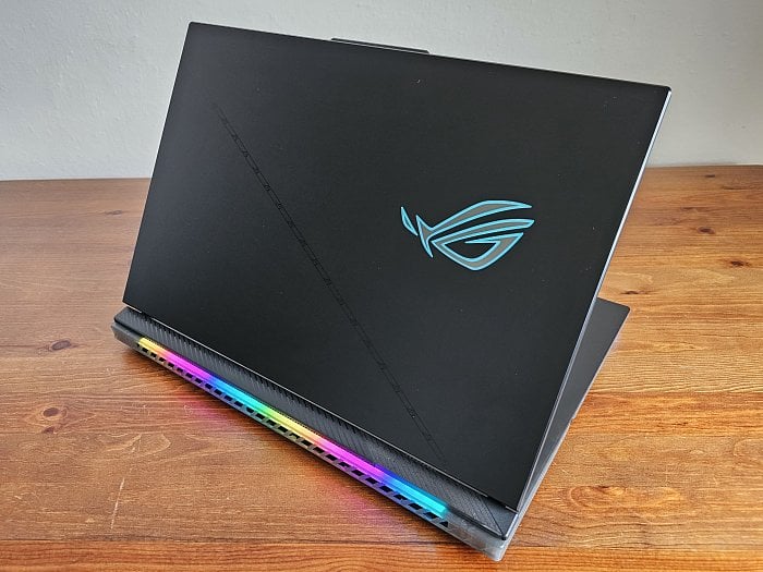 Po zapnutí notebooku si nelze nevšimnout RGB podsvícení loga a spodní brady (zdroj: Cnews)