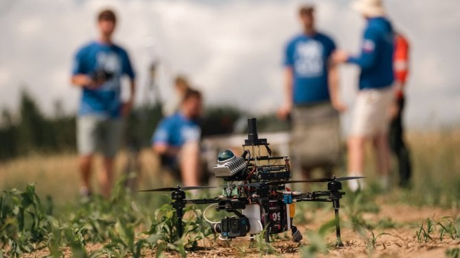 Autonomní hejno dronů z ČVUT otestoval E.ON a EG.D, řeší se jejich ostré nasazení