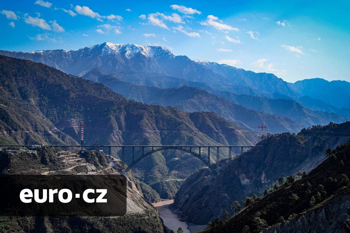 Vyšší než Eiffelova věž. Indie postavila unikátní železniční most, který má podpořit rozvoj odlehlého regionu Kašmír