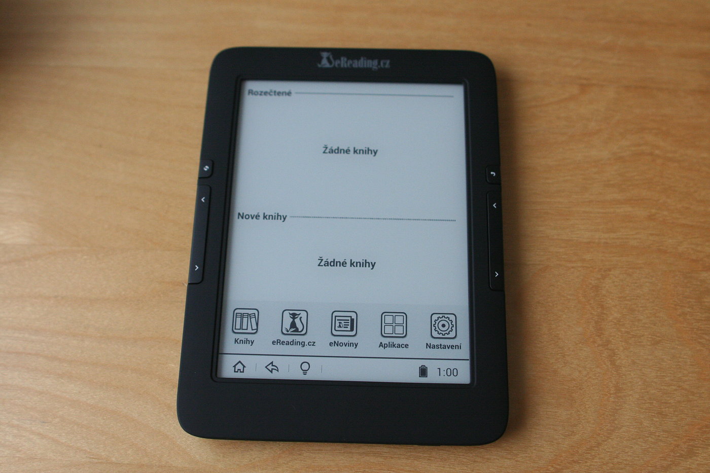 Úvodní obrazovka (launcher) je upravena čtení knih. Android tu skoro nevidíte.