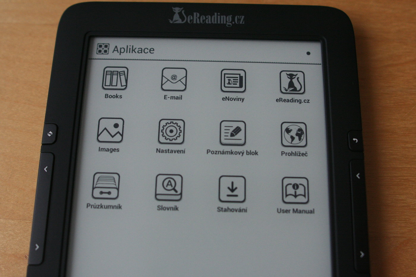 Vestavěné aplikace. Nainstalovat se dají samozřejmě další.