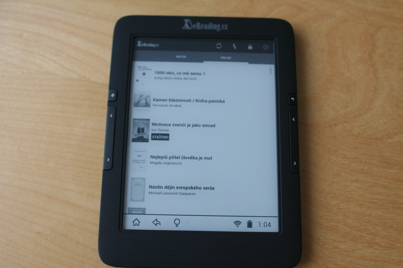 Nákup a stahování knih je integrováno.