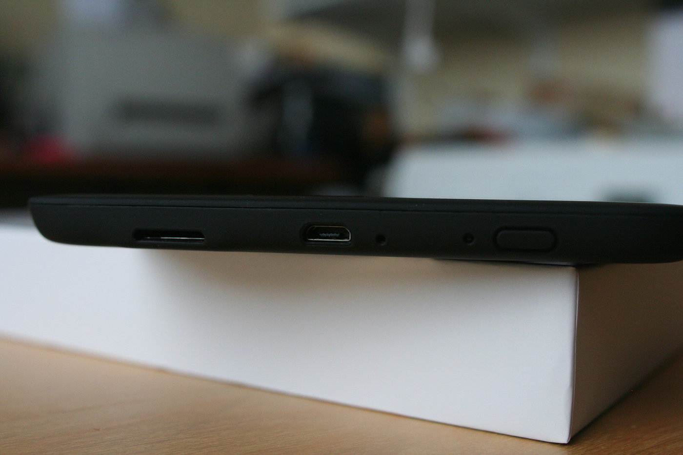 To podstatné je jen dole: slot na kartu, USB, reset a vypínač.