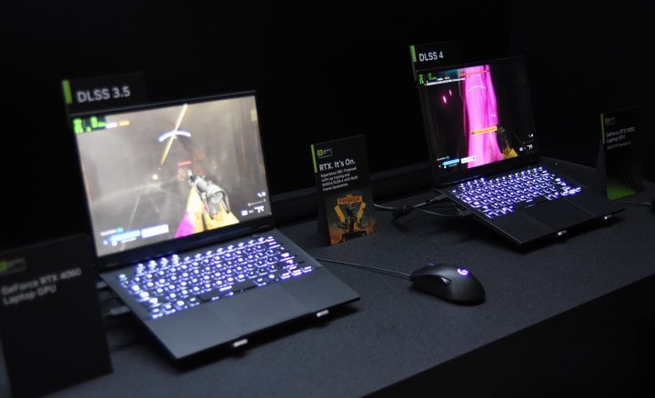 Herní notebook s GeForce RTX 5060 demonstruje DLSS 4 proti modelu s grafikou starší generace