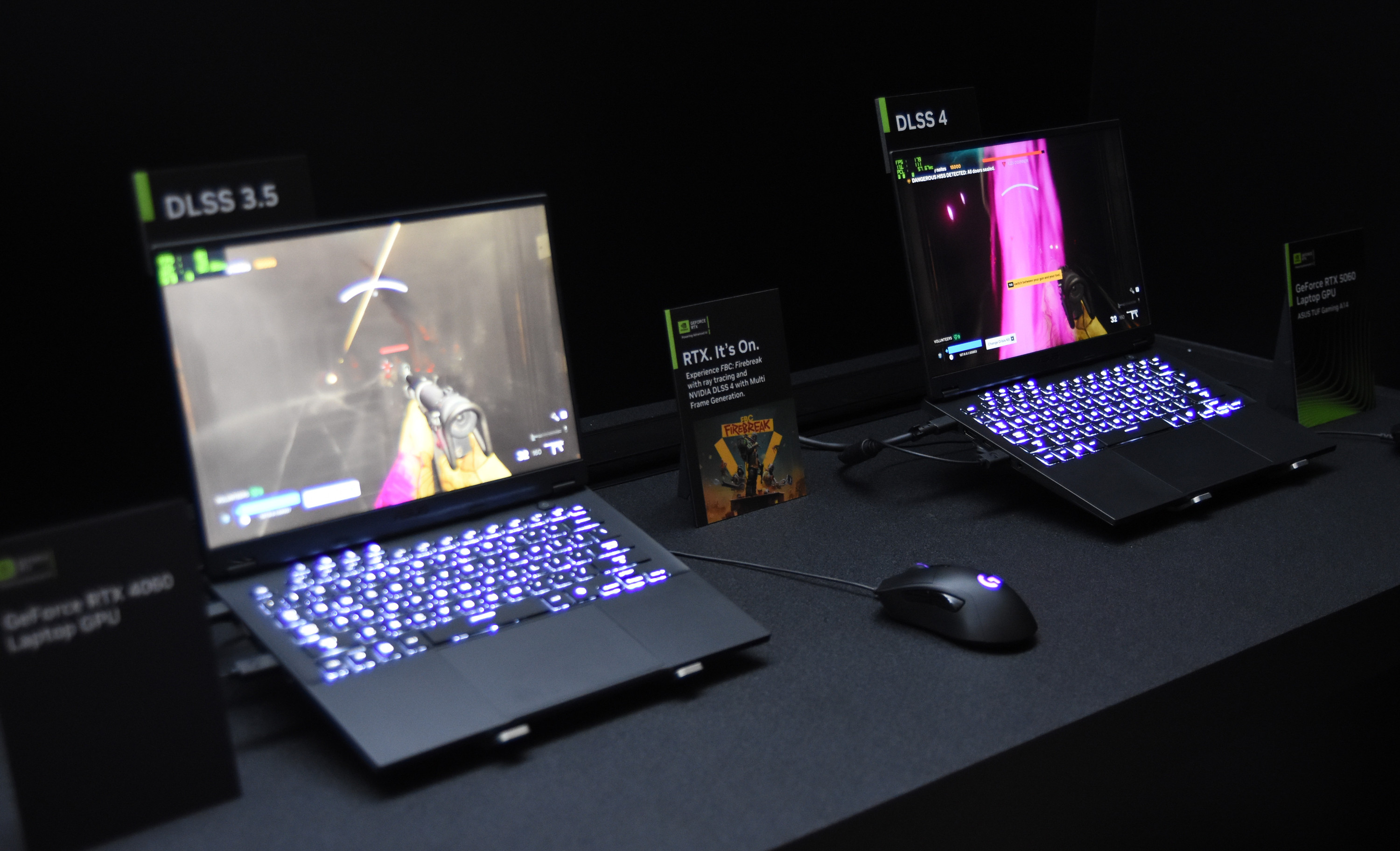 Herní notebook s GeForce RTX 5060 demonstruje DLSS 4 proti modelu s grafikou starší generace