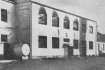 Penicilinka v Roztokách nevyrostla na zelené louce, ale zčásti v objektu bývalé továrny, jejíž jižní křídlo v roce 1944 poničil požár.