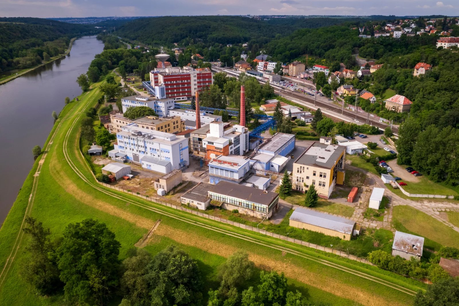 Takto vypadá areál v Roztokách dnes. Patří společnosti VUAB Pharma, která v něm i nadále vyvíjí, zkoumá a vyrábí léčivé přípravky. O penicilin se už ale nejedná.
