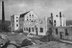 Začátek výstavby závodu na výrobu penicilinu v roce 1947. V té době již byly na místě tzv. fermentační tanky (na fotce vlevo vepředu), tedy rozměrné vybavení nezbytné pro výrobu účinné látky.